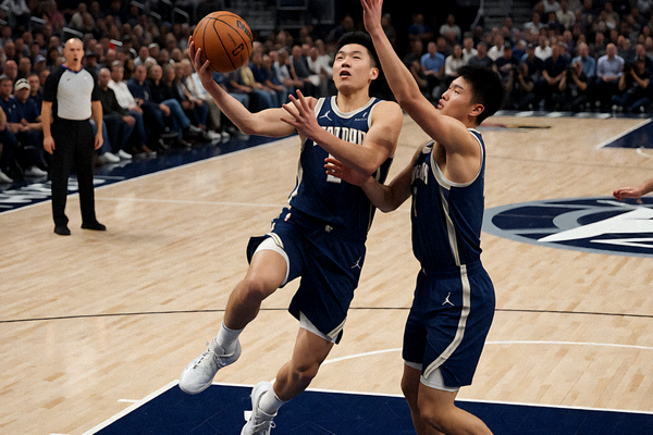 NBA常规赛比赛中球员突破上篮的对抗瞬间